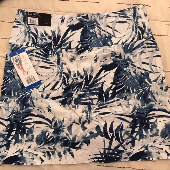 NWT Blue and White Leaf Print Active Skort - Picture 1 of 3
